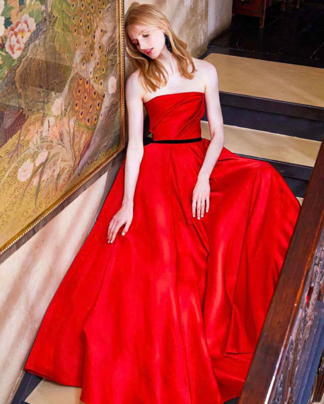 Vestido rojo de dama de honor de Marchesa.
