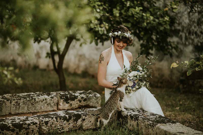Cómo incluir a tu gato en la boda: novia a punto de ir al altar.