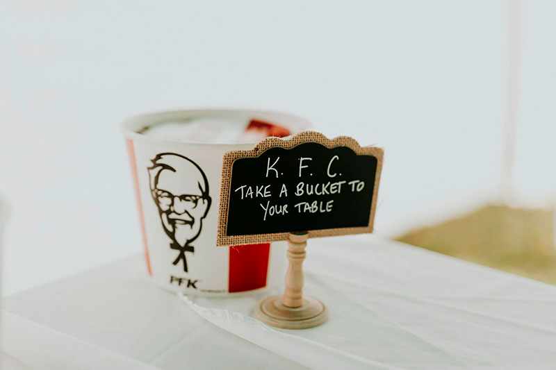 KFC ofrece bodas gratis a cambio de decorarla con temática de pollo frito.