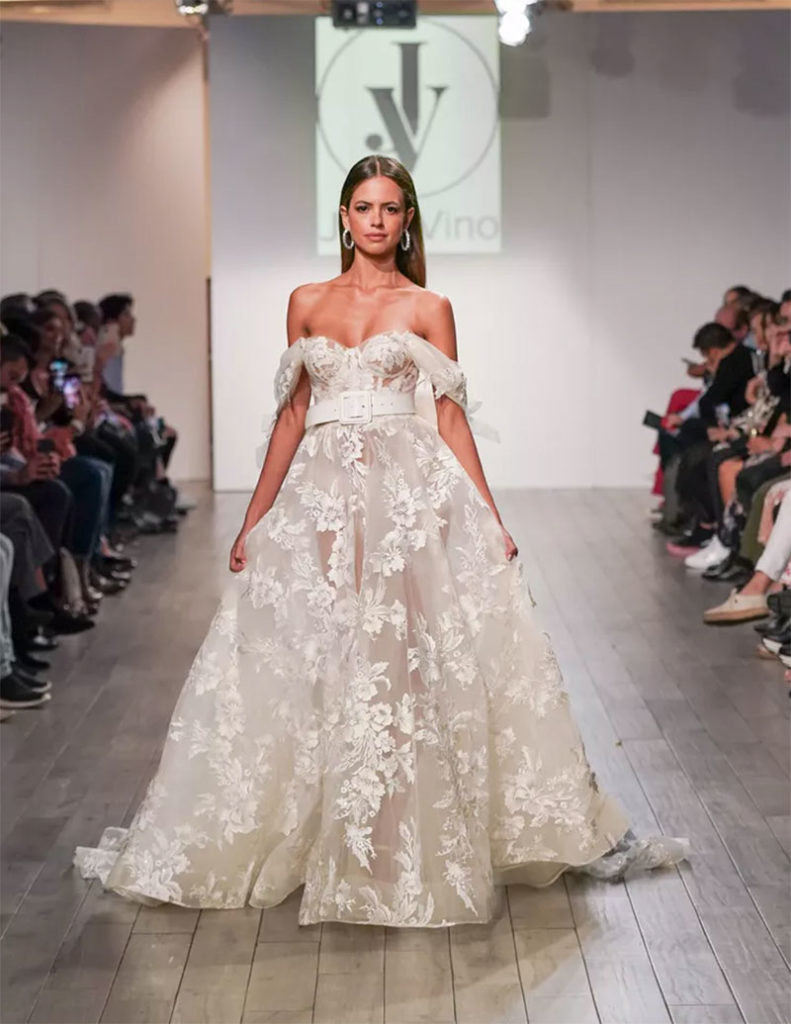 Más de 50 vestidos de novia con transparencias que te encantarán