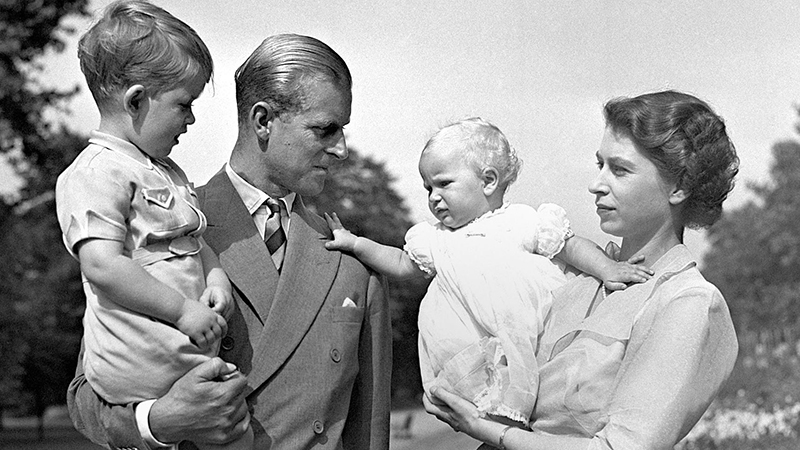 La reina Isabel II con Felipe de Edimburgo y sus hijos Carlos y Ana.