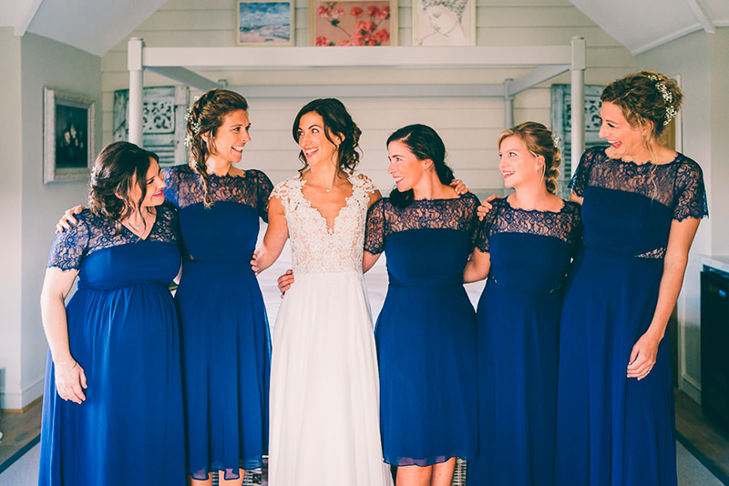 Damas de honor con vestidos  en classic blue.