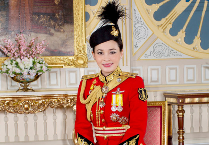 El rey de Tailandia se resguarda con sus 20 concubinas en un hotel de lujo en Alemania