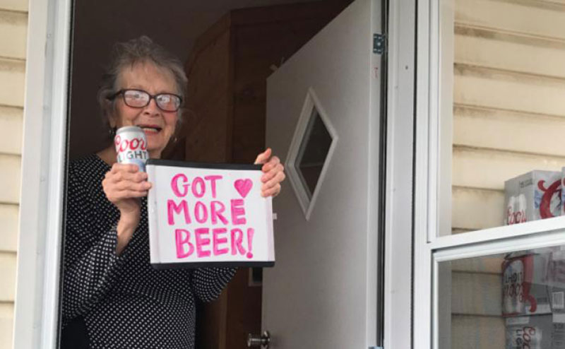 La abuela que sostuvo un cartel pidiendo cerveza, recibió 150 latas en su casa