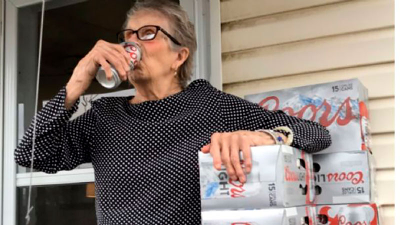 La abuela que sostuvo un cartel pidiendo cerveza, recibió 150 latas en su casa