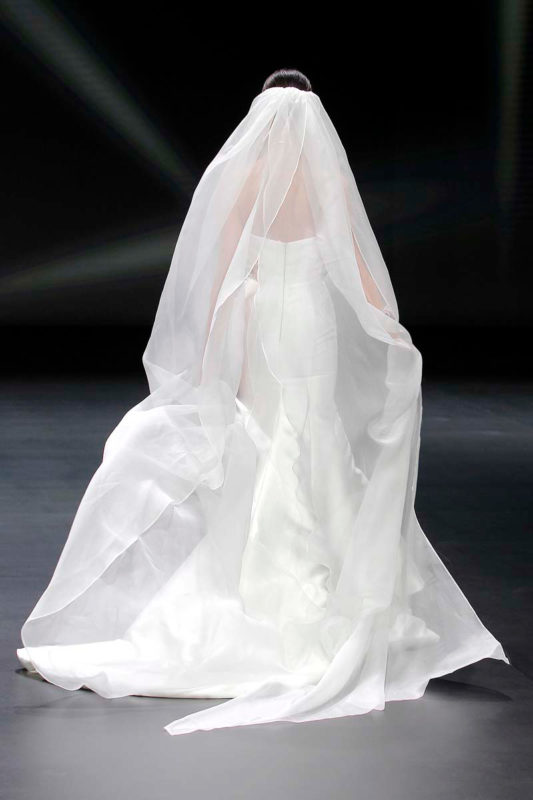 vestido de novia Pronovias velo