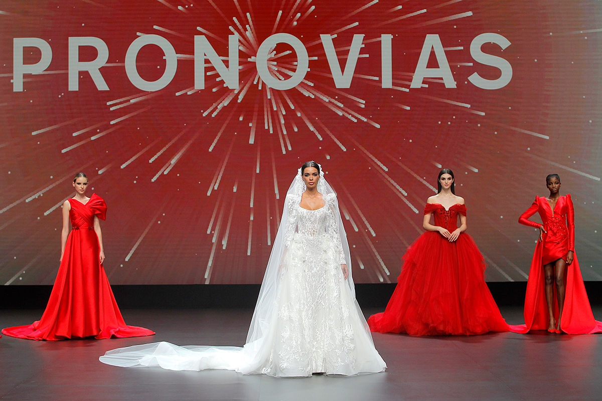 Vestidos de novia Pronovias 2021: el rojo y blanco nunca fueron tan  seductores