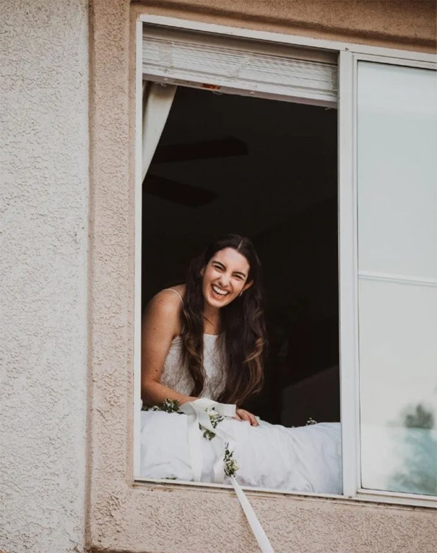 Novia con Covid-19 se casa a través de su balcón