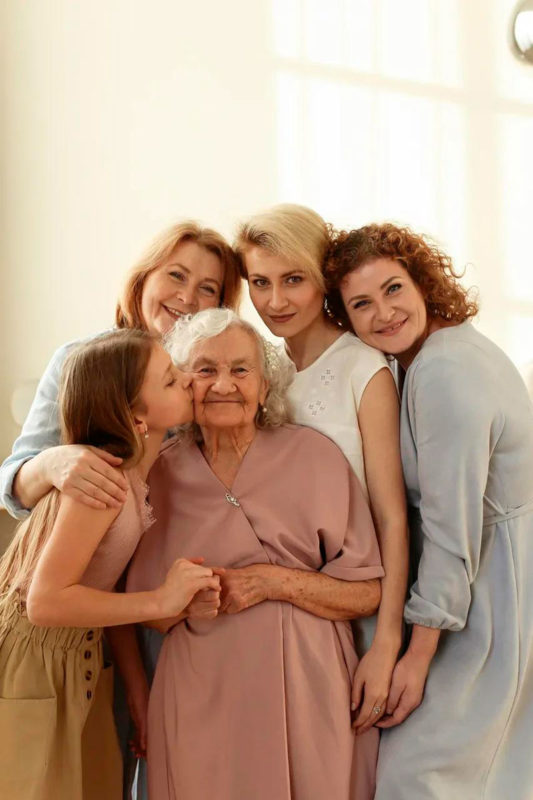 Abuelita de 83 años nos enseña que la feminidad no pasa con la edad