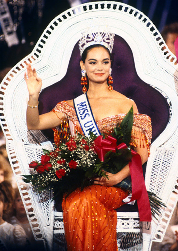 Las tres Miss Universo de México han usado vestidos rojos
