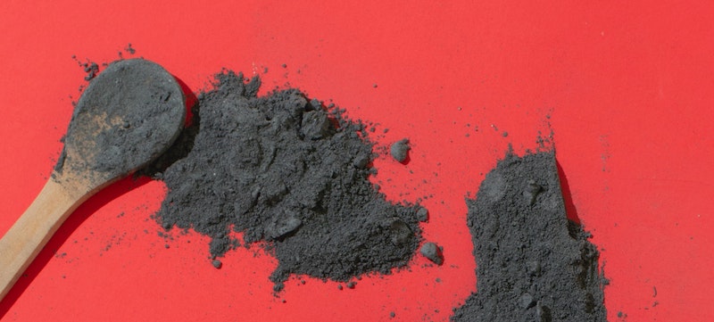 Carbón activado: pros, contras y tips para incluirlo en tu rutina de belleza
