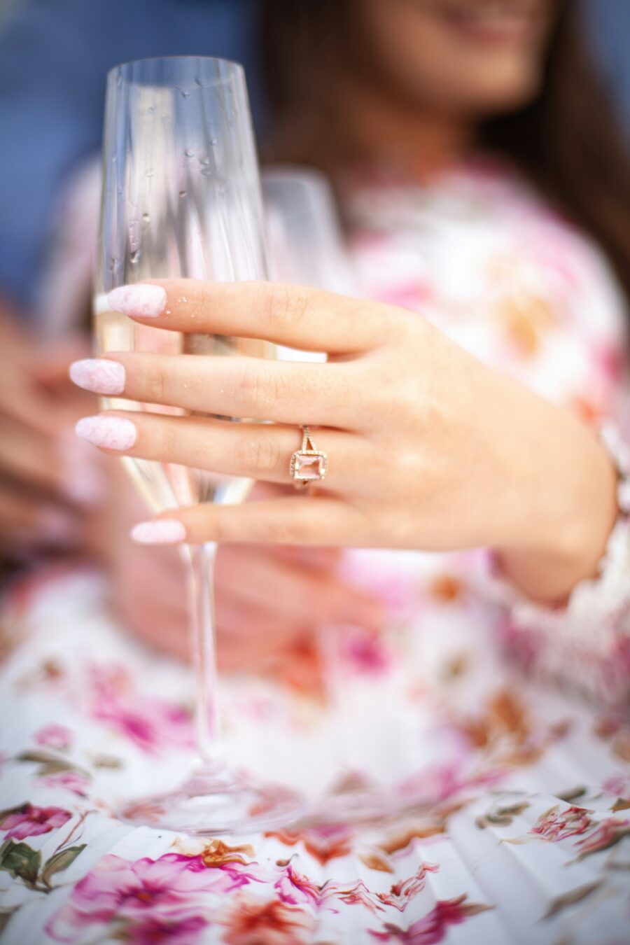 Elegantes uñas acrílicas para boda 2024