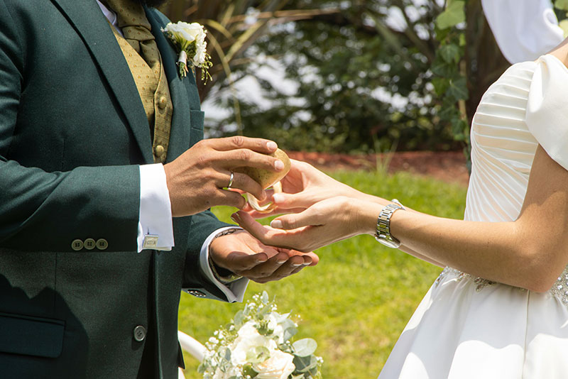 Arras de boda: el significado e historia de un vínculo de compromiso